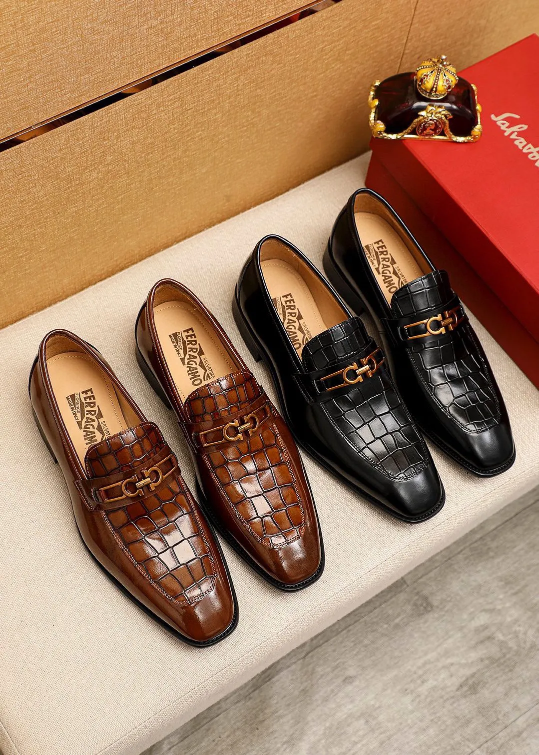Men's shoes 💰480💰 Product trademark: Ferragamo "Ferragamo" casual leather shoes Regular size: 38-44 (45🉑️customized) Product materials: Selected imported first-layer open-edge beaded calfskin embossed upper + original hardware buckle, imported water-dyed cowhide leather lining. Strong three-dimensional visual effect, combined outsole Color: 2⃣️colors available
